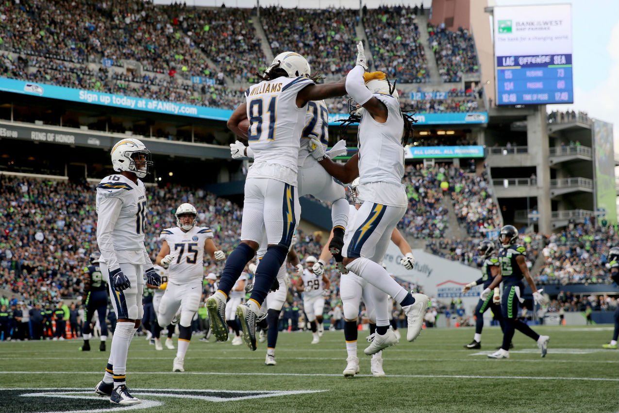 Mike Williams, de los Chargers, festeja una anotación en la victoria ante Seattle (AFP)