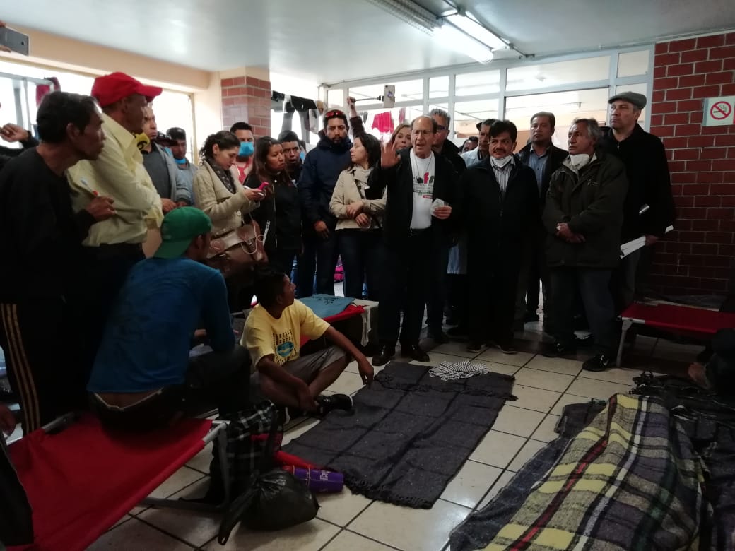 El padre Alejandro Solalinde habla con migrantes en la Casa del Peregrino (Gabriel Ortega)