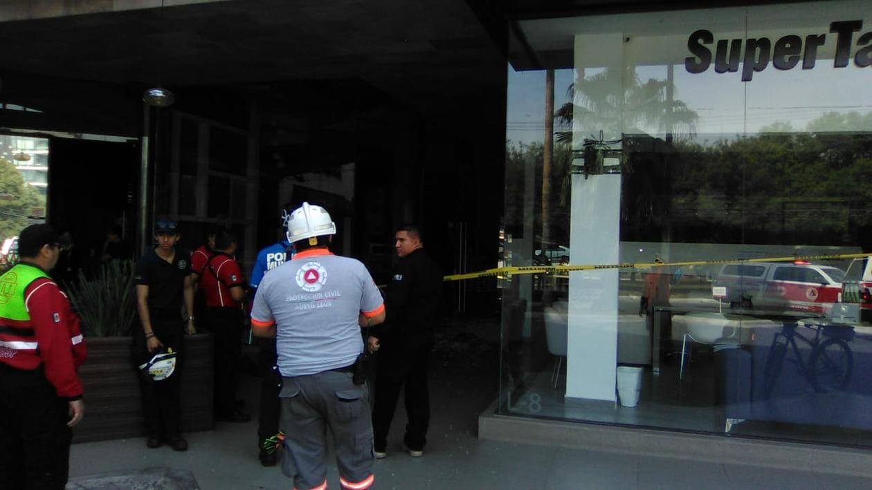 Paramédicos de la Cruz Roja trasladaron a tres de los lesionados por diversas heridas en cara, brazos y piernas. (Foto: Pamela Villanueva)