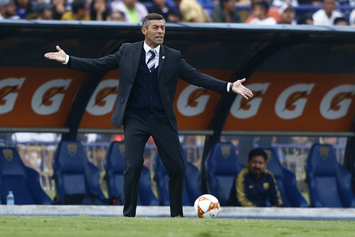 Pedro Caixinha durante el partido de Cruz Azul ante Pumas (Imago7)