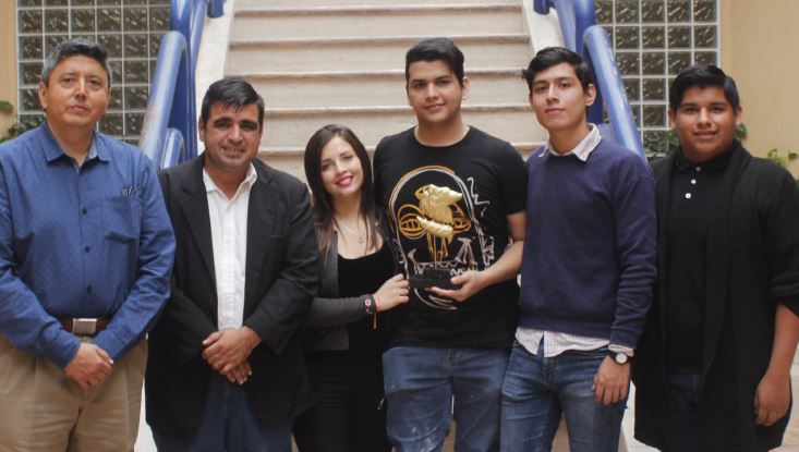 El premio-galardón y una mención especial, dentro de la categoría Mejor Actor (Cortesía)