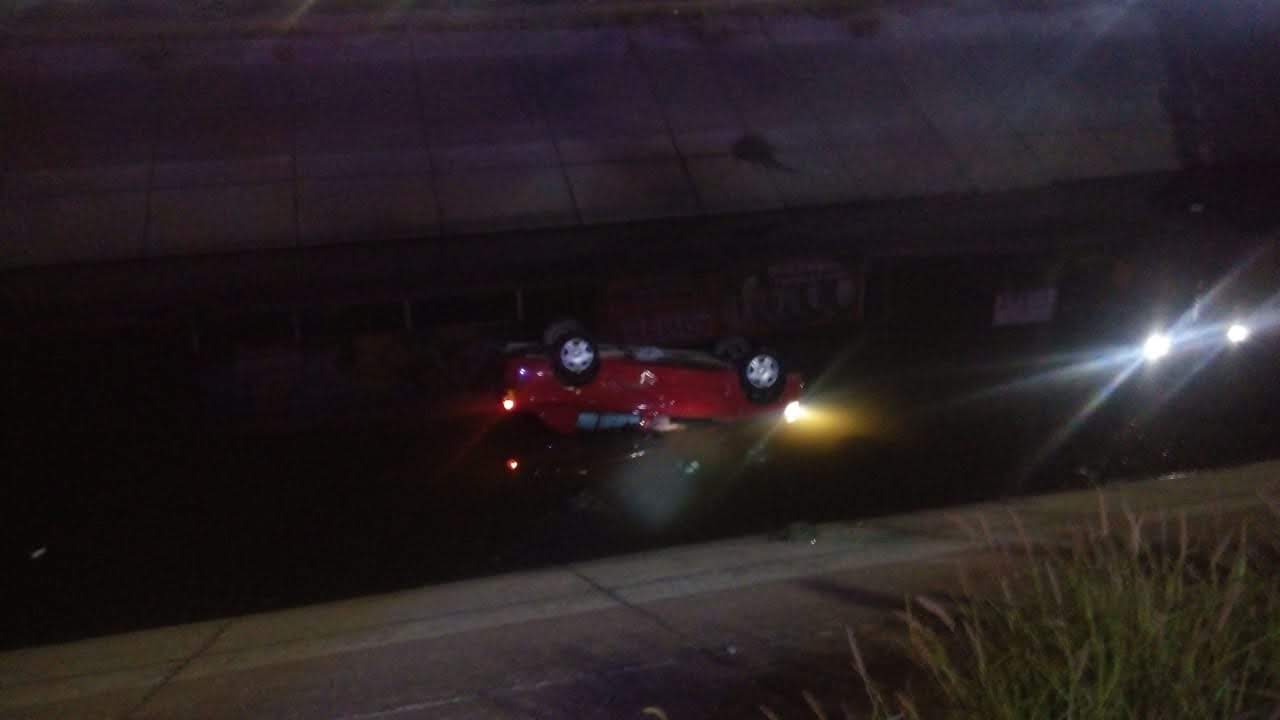 Conductor pierde el control de auto y cae a canal de riego- Grupo Milenio