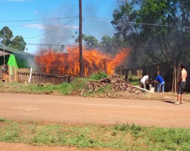La casa de madera ardió luego de una discusión entre amigos (El Territorio)