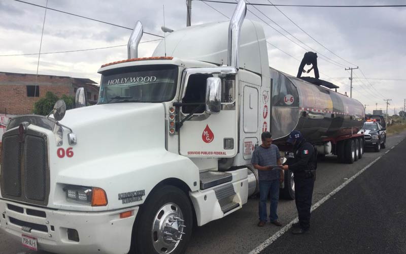 Los choferes del transporte pesado de carga toman diferentes medidas de seguridad para circular por Guanajuato. (Especial)