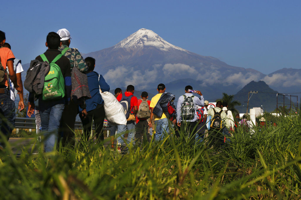 Córdoba- Los migrantes centroamericanos comienzan su caminata rumbo a la Ciudad de México. AP / Marco Ugarte