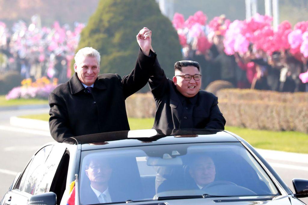 Díaz-Canel fue recibido por Kim y su esposa, Ri Sol Ju, el domingo en el Aeropuerto Internacional de Pyongyang. AFP