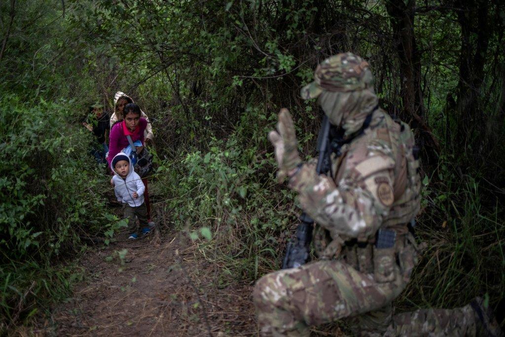 Elementos de la Patrulla Fronteriza vigilan la frontera en donde han comenzado a detener a migrantes (Reuters)