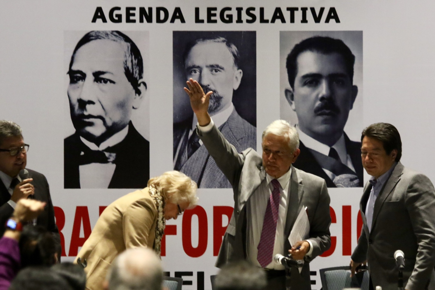 López Obrador se reunió con legisladores de la coalición 'Juntos Haremos Historia' para revisar la agenda del Congreso. (Cuartoscuro)