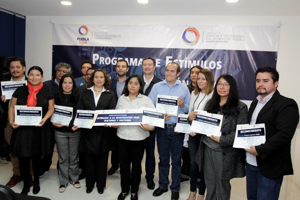 Miguel Angel Perez Maldonado titular del Consejo de Ciencia y Tecnología del Estado de Puebla (CONCYTEP) entregó estímulos a la Investigación para Doc