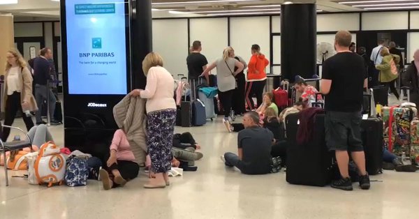 Molestos, los pasajeros compartieron algunas fotos de los usuarios durmiendo en el piso del aeropuerto. Especial