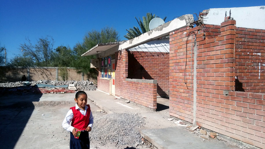 Los niños son obligados a tomar clases en escuelas móviles que carecen de condiciones. (Adriana Magallanes)