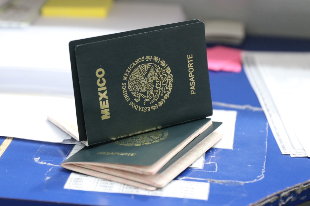 Presuntos gestores y páginas web aseguran tramitar el pasaporte a bajo costo, pero se trata de una estafa. (Especial)