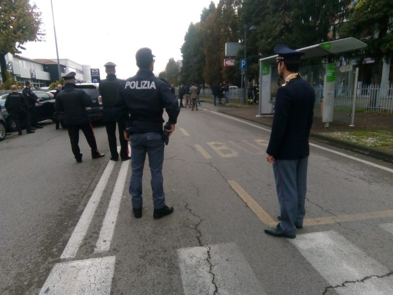 A las puertas de la sucursal están policías, agentes del cuerpo de Carabineros (policía militarizada) y autoridades judiciales, que valoran la interve