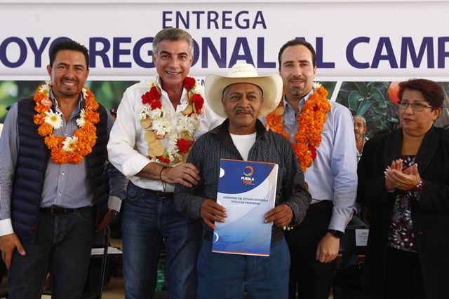 En Tlatlauquitepec, Antonio Gali entregó apoyos al campo (Especial)
