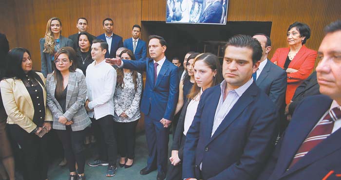 Bernardo González rindió protesta acompañado de los líderes de bancada.  Roberto Alanís