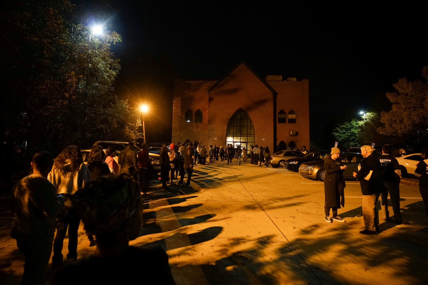 Decenas de votantes siguen haciendo fila para sufragar en el centro ubicado en la  Iglesia Liberty Baptist en Atlanta, Georgia. (Reuters)