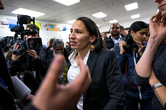 La demócrata de Kansas Sharice Davids se convirtió el martes en la primera mujer indígena estadunidense elegida al Congreso de EU. (EFE)