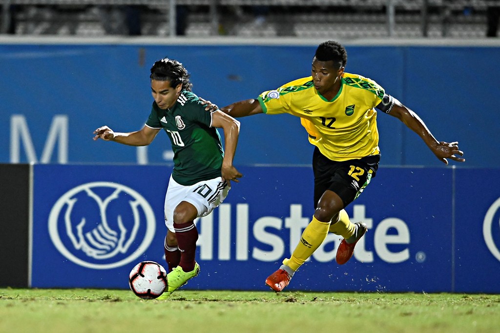 Diego Lainez en disputa por el balón (Imago7)
