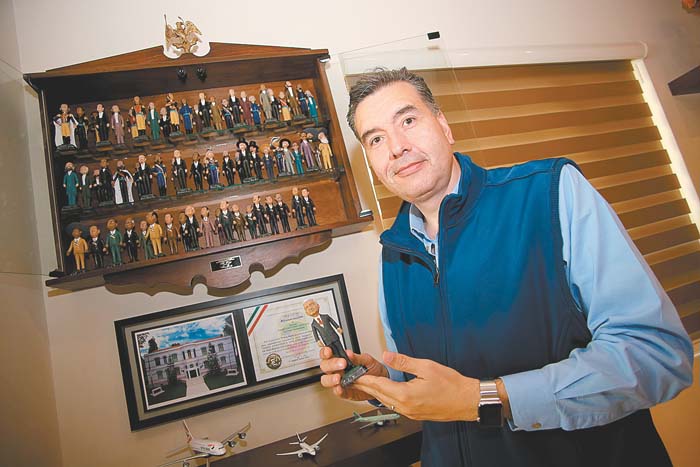El funcionario posee una colección de figuras de todos los presidentes de México, incluso ya tiene la réplica de Andrés Manuel López Obrador.  Roberto