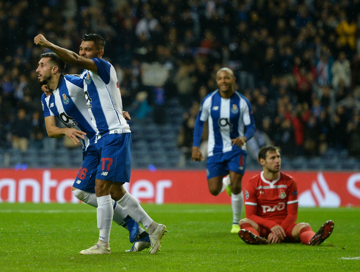Héctor Herrera y 'Tecatito' Corona en festejo de gol (AFP)