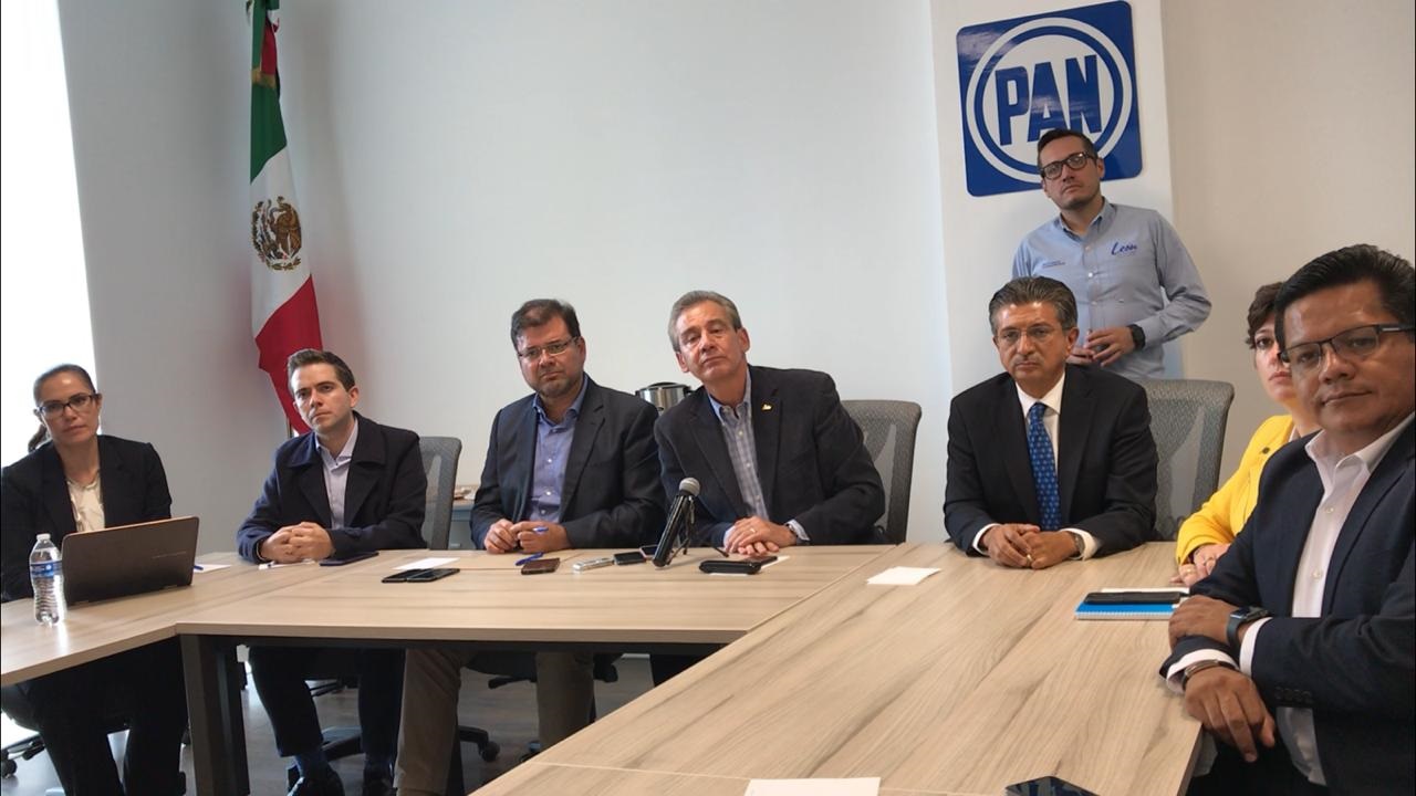 Héctor López Santillana estuvo con los diputados