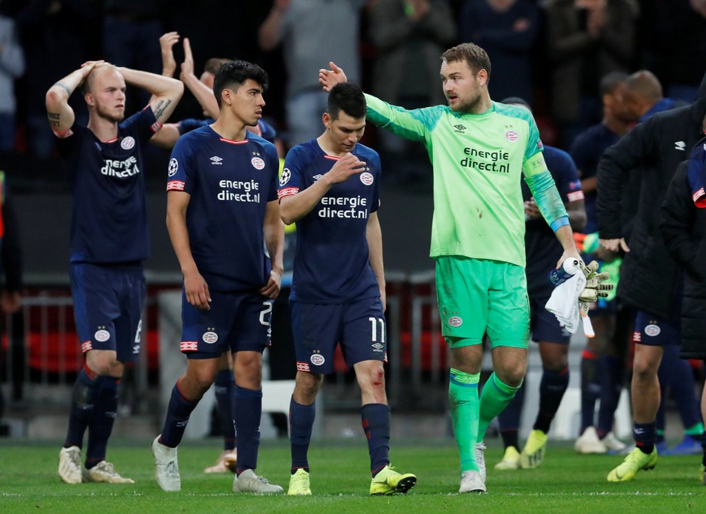 Jugadores de PSV en lamento (Reuters)