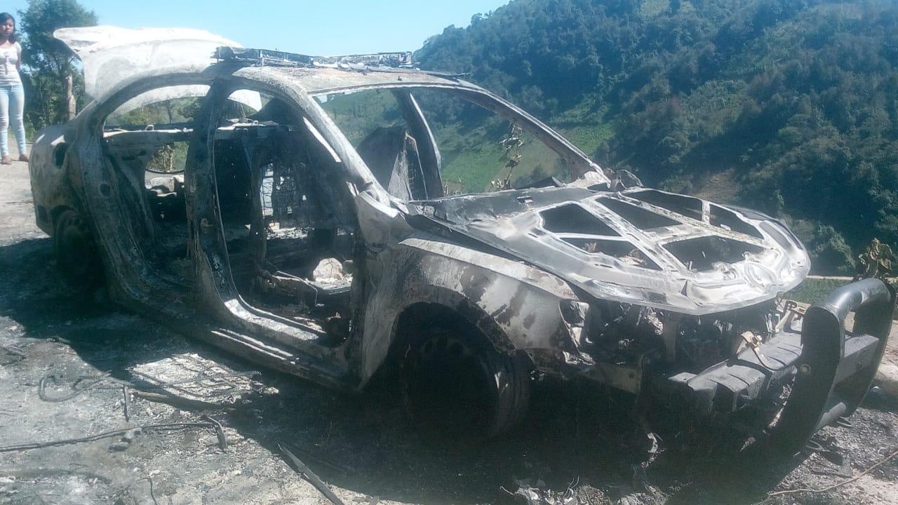 La unidad quedó calcinada tras haber sido incendiada (Especial)