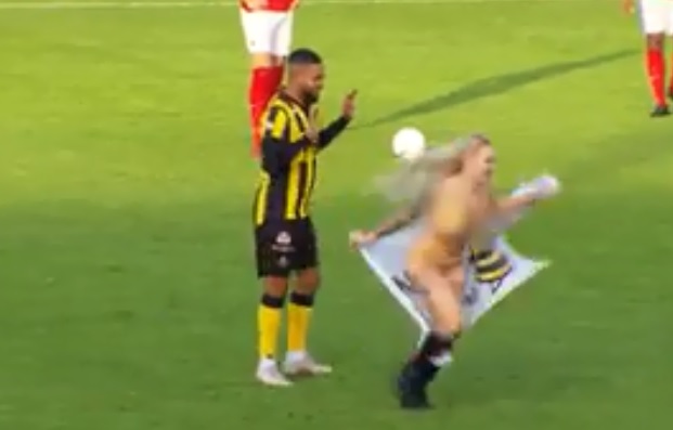 Stripper invade campo de juego para ayudar a su equipo (Especial)