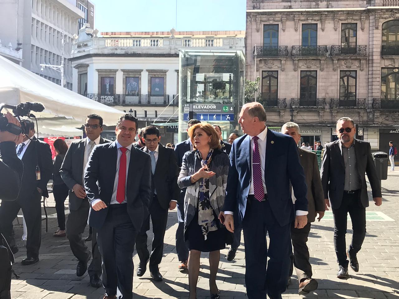 La titular de la Secretaría de la Función Pública, Arely Gómez (centro) participó en un encuentro en Guadalajara (Elsa Martha Gutiérrez)