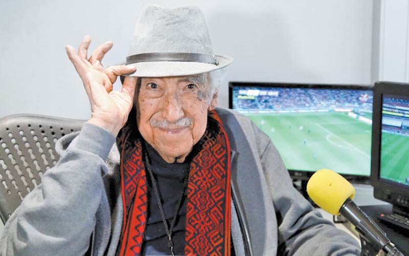 Fue un vínculo con el aficionado de futbol y con miles de personas que lo escucharon anunciar la programación del Canal 5. (Foto: Santiago Chaparro)