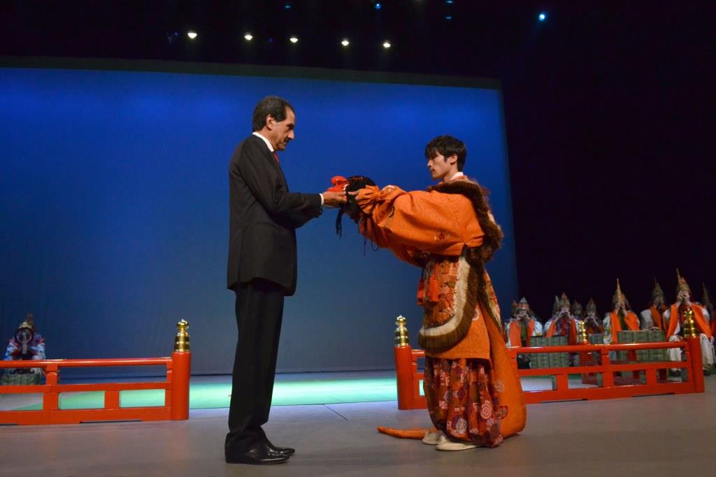 Alfonso Esparza recibió un reconocimiento por parte del rector de la Universidad de Tenri, de Japón (Especial)