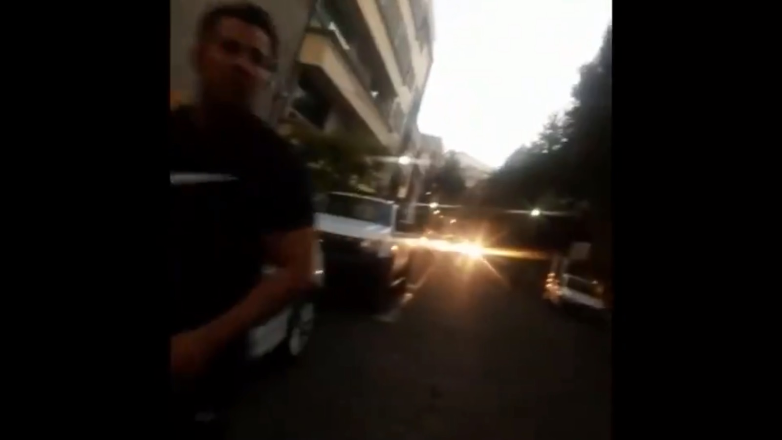 Las autoridades buscan al hombre que golpeó a una agente de tránsito.