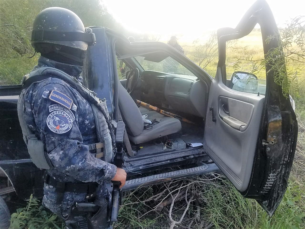 La camioneta, así como armas que fueron aseguradas quedaron a disposición del Agente del Ministerio Público de la Federación (Cortesía)