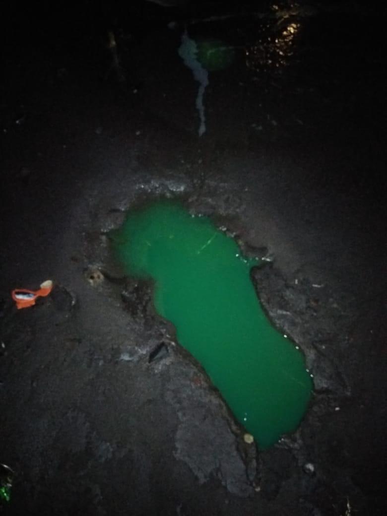 La fuga de combustible fue aprovechada por los pobladores para recolectarlo. (Especial)