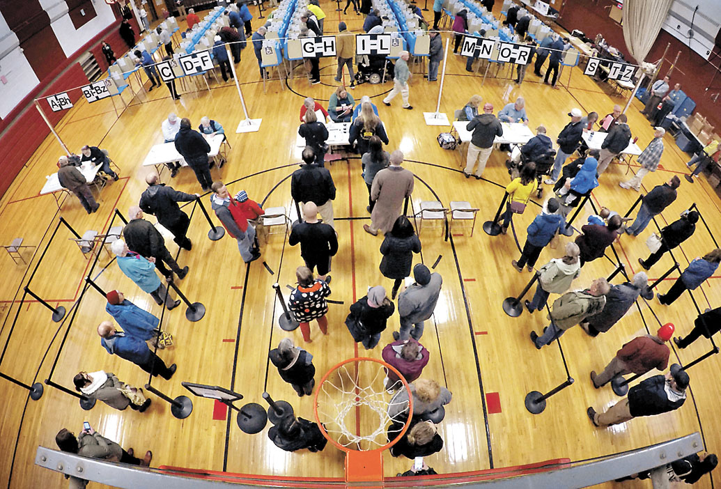 Más de 40 estados usan equipo de votación que tienen más de una década. (AP)