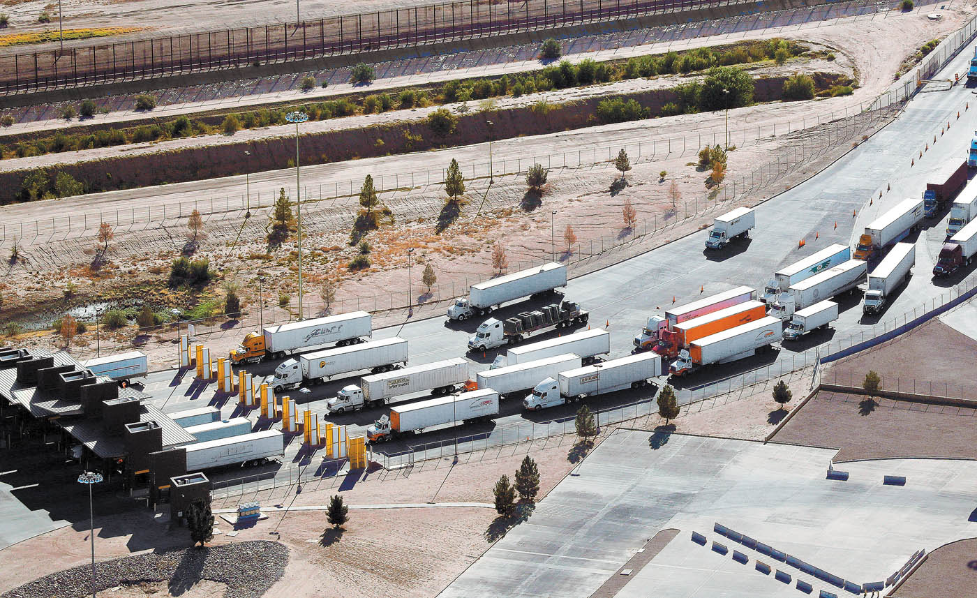 Al menos 2 mil 500 tráileres cruzan a diario esta frontera. (Mike Blake/Reuters)