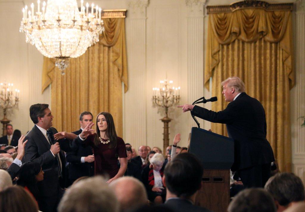 El presidente pidió al periodista que le deje gobernar el país y le solicitó que dejara pasar el turno a otro compañero. Reuters