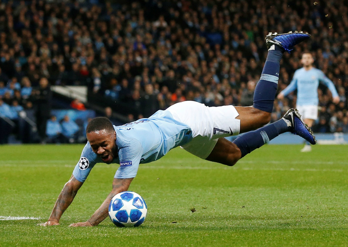 Raheem Sterling tropezó con el césped en el área y el árbitro marcó un penal (Reuters)