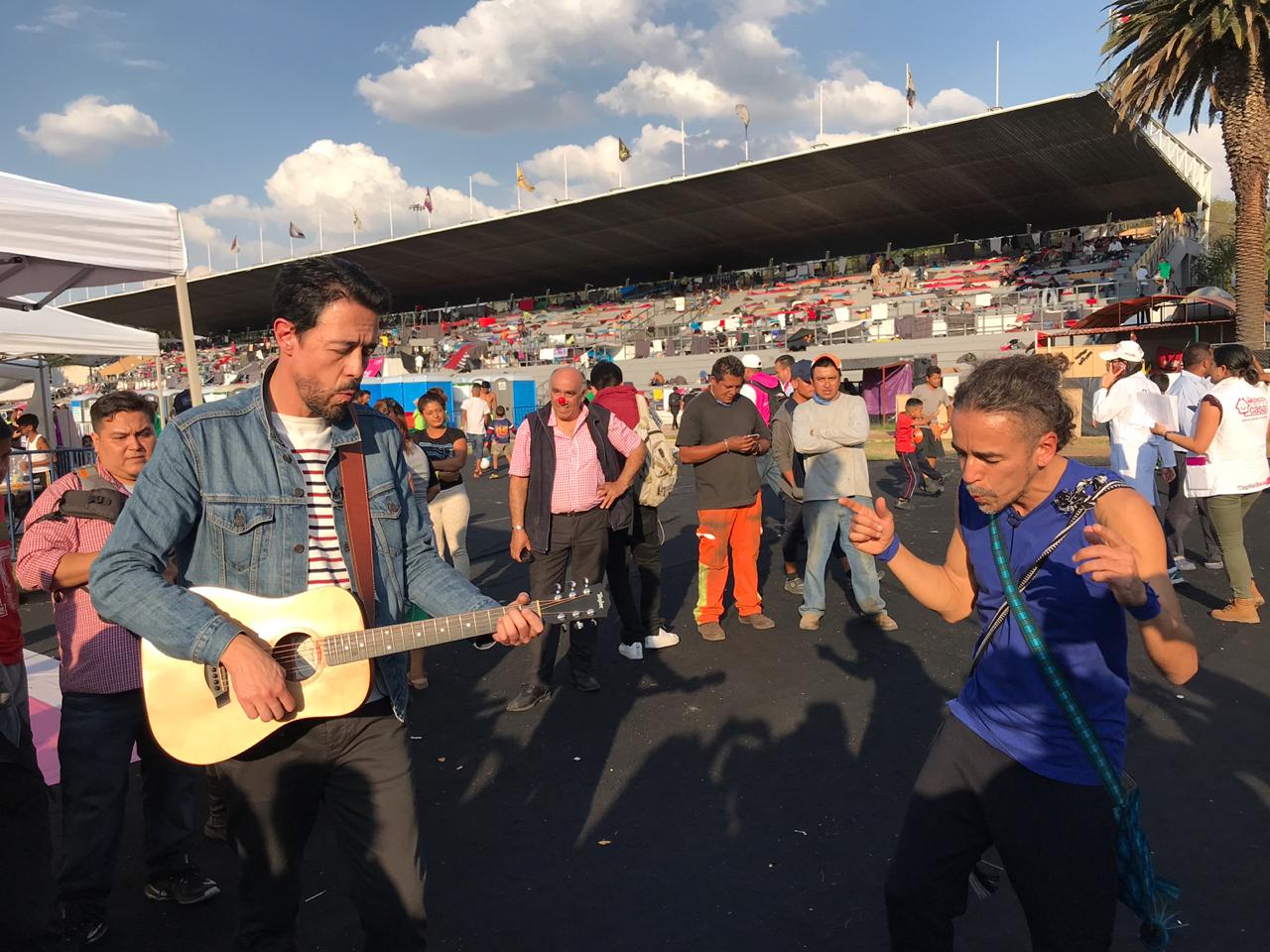 Rubén Albarrán y Emmanuel del Real de Café Tacvba cantan durante su visita al albergue de migrantes en Iztacalco. (José Antonio Belmont)