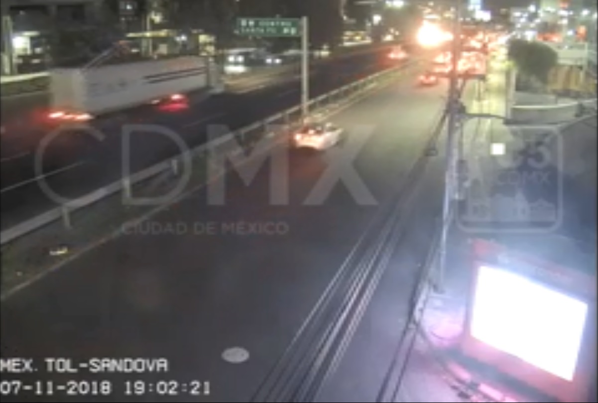 El tráiler iba en alta velocidad y se quedó sin frenos. (Especial)