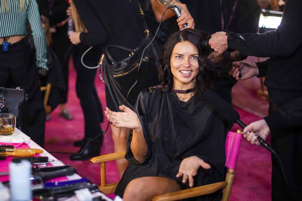 Adriana Lima posa mientras la maquillan y peinan. (AP)