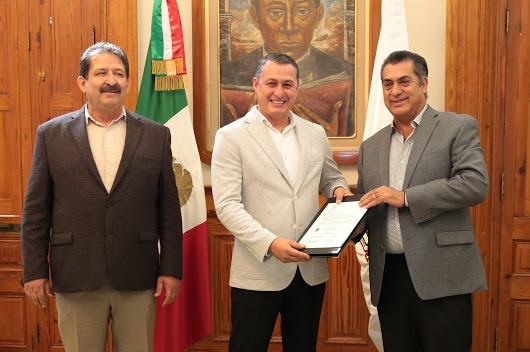 “El Bronco” exhortó al ex edil de García a trabajar en conjunto en beneficio de los ciudadanos de Nuevo León. Foto: Especial