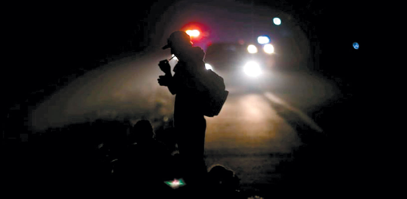 Los centroamericanos siguen caminando de madrugada para evitar las altas temperaturas. (Javier Ríos)