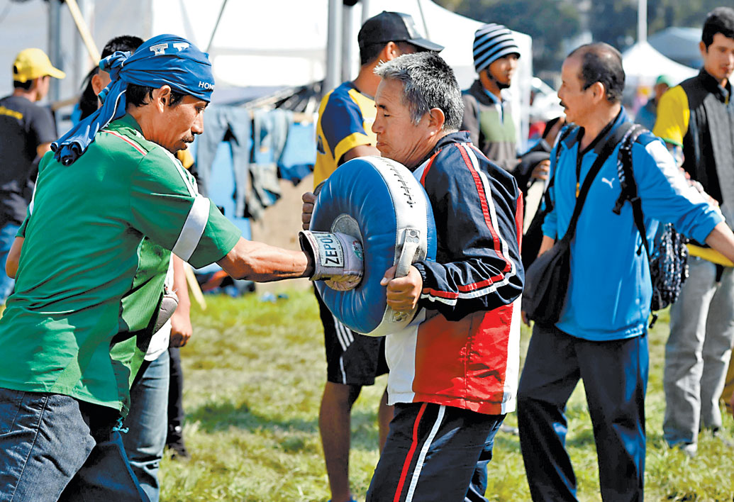 Clases de box para distraerse mientras deciden sus siguientes acciones. (Alfredo Estrella/AFP)