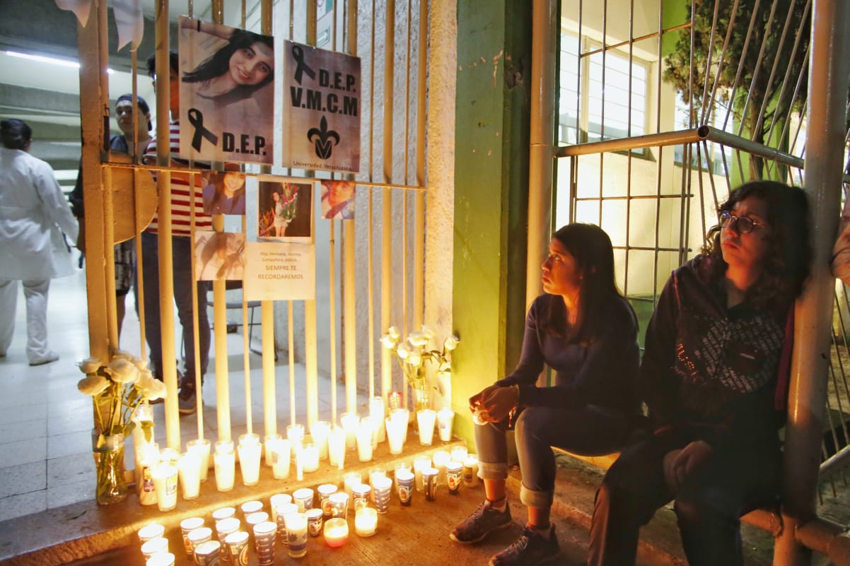 Compañeros de Valeria Medel colocaron veladoras en la Universidad Veracruzana (Andrés Lobato)