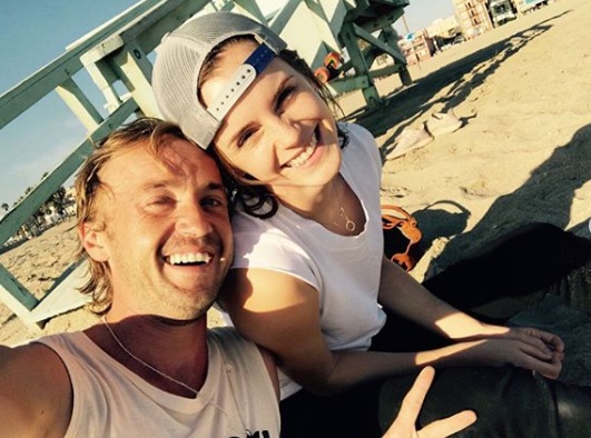 Emma Watson y Tom Felton patinan en la playa (Foto: Instagram)