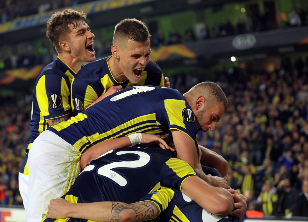 Jugadores del Fenerbahce  en festejo de gol (@Fenerbahce)