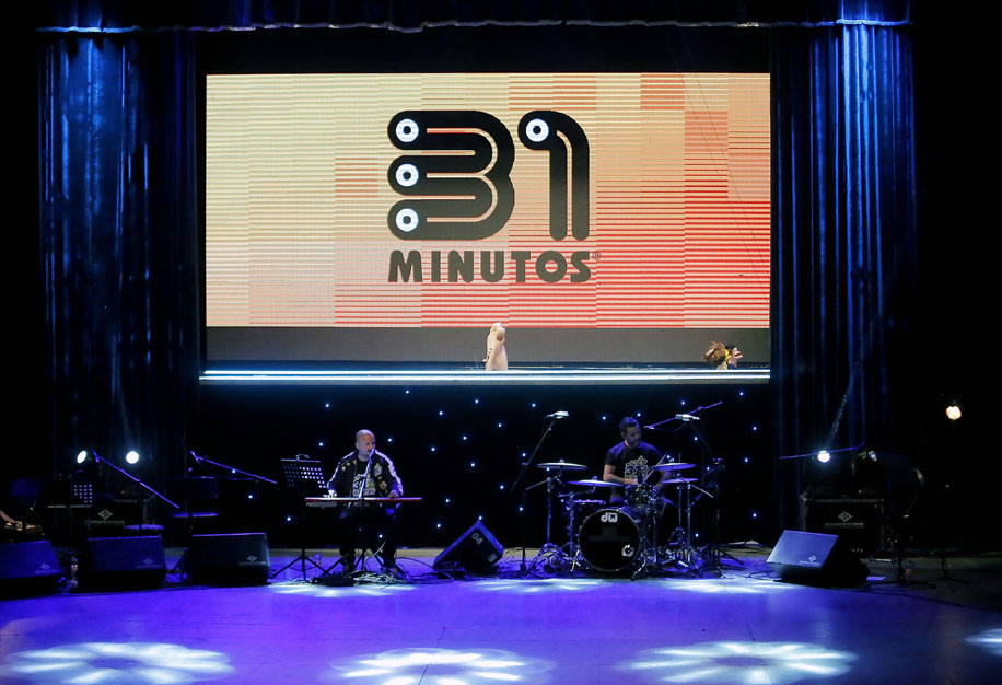 La presentación musical es acompañada por instrumentistas al ras del escenario. (Saúl González)
