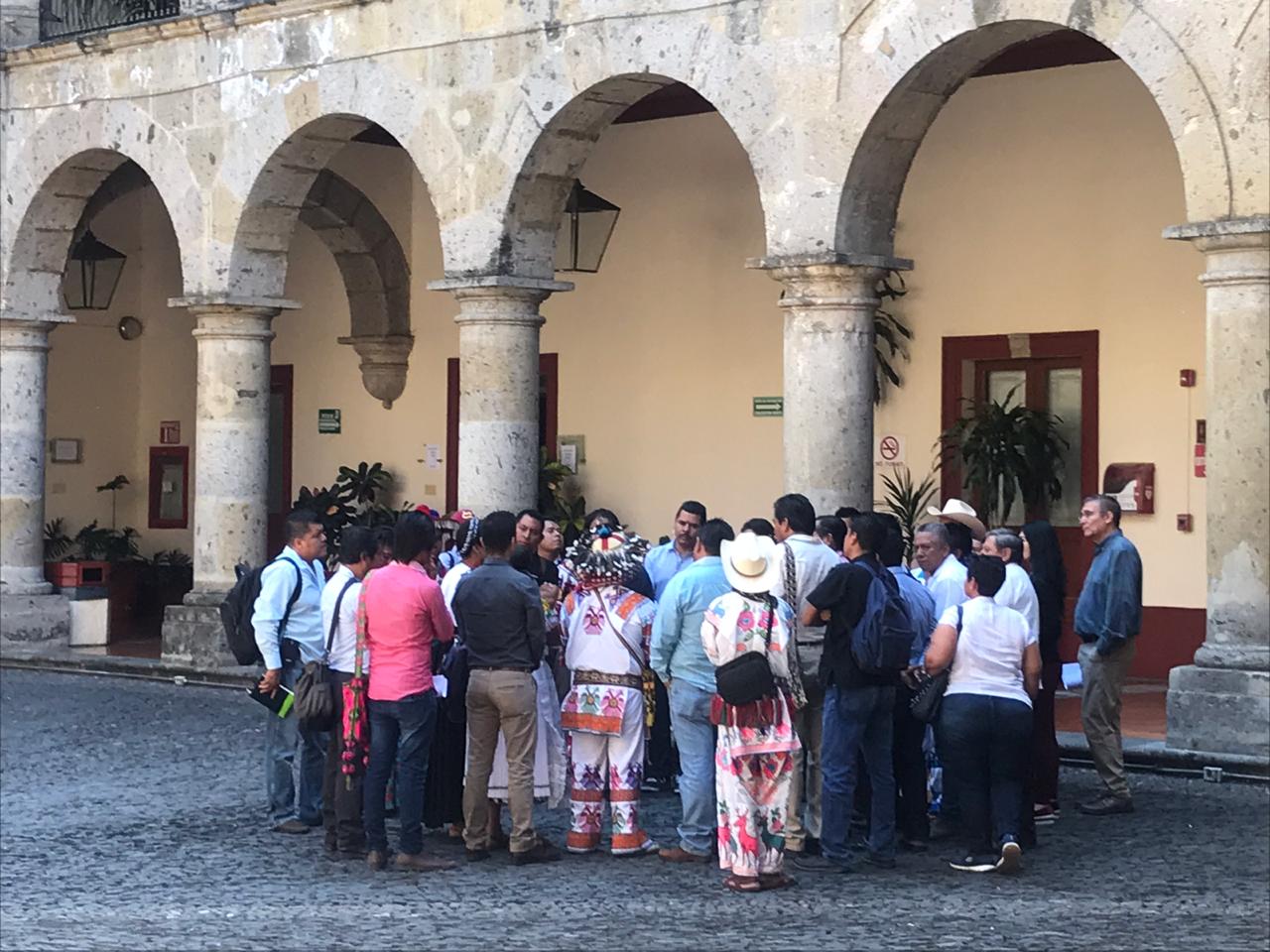 Representantes de 8 comunidades indígenas de Jalisco protestaron en el Congreso del Estado (Elsa Martha Gutiérrez).