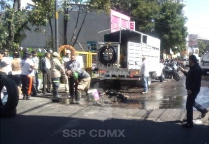 Los vecinos exigen que se repare la fuga de agua sobre Gómez Farías, a la altura de Épsilon. (Twitter @OVIALCDMX)